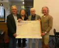 Bild: Mario Graf 
Die Lions Goldene Straße überreichen Dr. Wolfgang Funk (Zweiter von rechts) einen Spendenscheck über 5000 Euro für Ärzte ohne Grenzen.