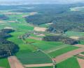 Bild: mür
Drei Freiflächen-Photovoltaikanlagen sollen demnächst in und bei Netzstahl entstehen – zwei davon entlang der Straße Waldsassen-Konnersreuth, vor und nach dem Umspannwerk (rechts).