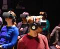 Bild: Petra Hartl
Ein ungewöhnliches Musikerlebnis im Amberger Stadttheater: Mit VR-Brillen konnte man im Bühnenraum ein Konzert der Augsburger Philharmoniker erleben.