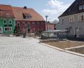 Bild: gi
Der Marktplatz in Moosbach zeigt trotz umfangreicher Sanierungsarbeiten noch ein klein wenig historisches Flair.