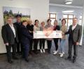Bild: Volksbank Raiffeisenbank Nordoberpfalz/exb
Bei der Übergabe eines symbolischen Schecks waren dabei (von links): Geschäftsstellenleiter Wolfgang Meister, Andreas Zölch und Petra Fischer (Feuerwehr Falkenberg), Karl Schreier (Kolpingsfamilie), Inge Dick (Grundschule Falkenberg), Sabine Preisinger (Katholischer Kindergarten St. Rita), Kathrin Zölch (Johanniter-Kinderkrippe „Waldnaabzwerge“), Pamela Preisinger und Katrin Wachsmann (Katholische Pfarrbücherei) und Regionalmarkleiter Harald Zottmeier.