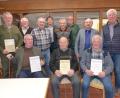 Bild: sl
Josef Winter (Zweiter von links), Josef Varnhold und Karl Hermann ehren Josef Winter (junior), Ernst Frischholz, Jürgen Scharff, Peter Bauer (von rechts) sowie Heribert Lindner, Gerhard Scharff, Ernst Lindner (sitzend von rechts) und Ludwig Lindner (links)