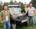 Bild: bra
Ein ATV-Quad hat der Skiclub Unterweißenbach angeschafft. Zweiter Vorsitzender Marco Specht, Kassenverwalter Stephan Lehmann und Vorsitzender Markus Hiltel präsentieren das neue Allround-Fahrzeug.