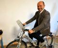 Bild: tra
Bürgermeister Hans Ram musste auf dem Energierad feststellen, dass es gar nicht so einfach ist, Energie zu erzeugen.