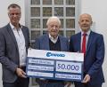 Bild: Michael C. Geiss/exb
Zur Unterstützung der Sportvereine in diesem Jahr durch die Conrad-Sportförderung überreichte Klaus Conrad einen Scheck der Firma Conrad Electronic in Höhe von 50 000 Euro an den Schatzmeister, Bürgermeister Hermann Falk (links), und an den ehrenamtlichen Geschäftsführer, Günter Simmerl (rechts).