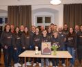 Bild: fla
Pfarrer Norbert Götz (links) und zweiter Bürgermeister Roman Bauer (Zweiter von rechts) gratulieren den Vorsitzenden Andrea Weig (vordere Reihe, links), Nina Wittmann (vordere Reihe, Zweite von links) und Sophia Bergmann (vordere Reihe, Dritte von links) sowie ihrem Team zur Wahl.