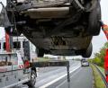 Bild: Pia Bayer/dpa
Ein Auto wird von einem Abschleppwagen in die Höhe gehoben, auf der Gegenfahrbahn herrscht noch langer Stau.