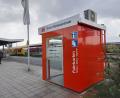 Bild: bl
Am Bahnsteig eins in Schwandorf steht jetzt das neue Video-Reisezentrum. Wer es ausprobiert, stellt fest, dass der Kontakt zu den Bahn-Mitarbeitern sich gar nicht so sehr von der Live-Begegnung am Schalter hinter Glas unterscheidet.