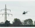 Bild: Matthias Bäumler/fph
Per Hubschrauber kontrollierten Techniker des Bayernwerks Hochspannungsleitungen bei Waldershof.