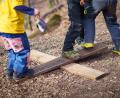 Symbolbild: Frank Rumpenhorst/dpa
So einfach kann es sein: Aus zwei Brettern machen sich Kinder im Waldkindergarten fix eine kleine Wippe.