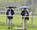 Bild: Hubert Ziegler
Ein Fußball-Wochenende zum Vergessen: Edelfans des SV Raigering verfolgten am Samstag bei Hagel und Regen ein Kreisliga-Spiel. Einen Tag später ging auf den Fußballplätzen im Kreis Amberg/Weiden aufgrund heftigen Schneefalls so gut wie nichts mehr.