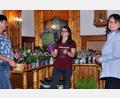 Bild: ds
Gartenbauvorsitzende Verena Frauenknecht (Mitte) bei der Verteilung der rund 100 Blumen, wobei sie von Ingrid Ertel (links) und Elisabeth Steger-Piehl unterstützt wurde.