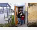 Bild: kki
Sarah und Paula sind in der neuen Bücherzelle hinter der Bushaltestelle in Pirk bereits fündig geworden.