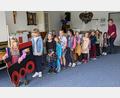 Bild: kwl
Mit der Eisenbahn sind die Sprösslinge des Kinderchors der Musikschule Neustadt mit Gesangslehrerin Angela Sauer unterwegs. Sie treten in der Wurzer O'Schnitthalle auf.