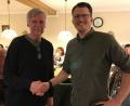 Bild: mma
Vorsitzender Tobias Christau (rechts) gratuliert Helmut Kern zur Ehrenmitgliedschaft beim Fischereiverein Hahnbach.