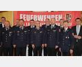 Bild: Hirsch
Der neue Vorstand des Kreisfeuerwehrverbandes mit Landrat und Bürgermeister. Kreisbrandrat Christian Demleitner (Vierter von rechts) wurde für weitere sechs Jahre im Amt des Vorsitzenden der 148 Mitgliedsvereine bestätigt.