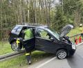 Bild: Polizeiinspektion Sulzbach-Rosenberg/exb
Auf einer Leitplanke an der B 85 landete ein beteiligtes Auto nach einem Unfall bei Edelsfeld.