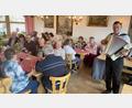 Bild: sl
Josef Baier aus Wittschau sorgt beim Seniorennachmittag für musikalische Unterhaltung und die Besucher singen und schunkeln mit.