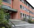 Bild: mfh
Eine Generalsanierung des Staatlichen Beruflichen Schulzentrums in Sulzbach-Rosenberg an der Neumarkter Straße wird es wegen extremer Kostensteigerungen nicht geben. Aber um eine Mängelbeseitigung beim Brandschutz und bei der Sicherheitstechnik kommt der Landkreis nicht herum.