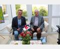 Bild: prh
Bürgermeister Ernst Schicketanz (links) gratulierte Friedrich Stoppel (rechts) zum 90. Geburtstag und überreichte ihm eine wärmende Decke mit dem Logo der Gemeinde.