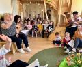 Bild: Gabi Schönberger
Einen letzten Gruß senden die Kinder der Kita St. Dionysius an die langjährige Krippenpädagogin Elke Forster. Die 62-Jährige (links im Bild neben Kita-Leiterin Lydia Hofmann an der Gitarre) winkt zurück. Im Hintergrund sind Pfarrer Thomas Kohlhepp sowie Willibald Fuchs von der Kirchenverwaltung zu sehen.