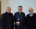Bild: Kunz
Wolfgang Pausch (links) und sein Stellvertreter Matthias Rösch (rechts) verabschieden ihren Gründungs-Schatzmeister Stefan Bäumler.