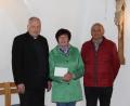 Bild: heb/exb
Stadtpfarrer Georg Flierl (links) freute sich sehr über die Spende in Höhe von 1000 Euro für die Renovierung der Kirchenorgel. KAB-Vorsitzende Rita Kraus und Zweiter Vorsitzender Hubert Kraus übergaben kürzlich den Betrag.