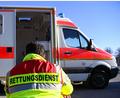 Symbolbild: Jens Kalaene/dpa/Symbolbild
„Rettungsdienst“ steht auf der Jacke eines Mannes vor einem Rettungswagen. Sanitäter werden bei Einsätzen immer häufiger beleidigt oder gar angegriffen.
