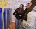 Bild: ubb
Acht Thesen zu Europa: Die Mädchen überlegten gut und lange, bis sie mit dem Einwurf von kleinen gleben Bällen in Glasröhren ihre Ansichten kundtaten.