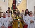 Bild: Alfred Wulfänger/exb
Zum Patrozinium der Bechtsriether Kirche wird die Figur des heiligen Josef geschmückt. Pfarrer Andreas Hanauer, die Ministranten und die Fahnenabordnung der Feuerwehr steh stolz daneben.