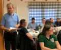 Bild: fvo
Dorfsprecher Andreas Bodensteiner (links) bei der Jahreshauptversammlung in Albersrieth