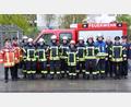 Bild: sl
Die erfolgreiche Feuerwehrtruppe mit Lisa Bäumler (Vierte von links), Hannes Rosemann, Ann-Katrin Kammerer, Johannes Hartwig und Andreas Bäumler (ab Siebter von links) schaffte die Leistungsprüfung bei strömendem Regen.