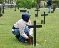 Bild: Petra Hartl
Deutsche und französische Schüler aus der Normandie tauschen am Katharinenfriedhof in Amberg die Kerzen der Kriegsgräber aus.