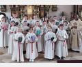 Bild: gri
17 Kinder feiern in der Pfarrkirche St. Martin in Wutschdorf Erstkommunion.