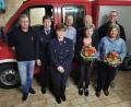 Bild: hzi
Charlotte Benz (vorne links) wurde als neue Kassiererin der Feuerwehr Heinersreuth, Stefan Schleicher (hinten links) als neuer Beisitzer gewählt. Daneben die ausscheidenden Vorstandsmitglieder Reinhard Schmidt, Hans Ziegler und Andreas Heldörfer. Den Ehefrauen wurde zum Dank ein Blumenstrauß überreicht.