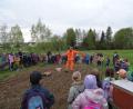Bild: Stadt Tirschenreuth/exb
Rosi Rahn (Mitte) im Kreise der Kinder und Lehrerinnen.