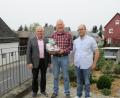Bild: Franziska Pocker/exb
Bürgermeister Günter Kopp (links) und Geschäftsleiter Christopher Östreicher dankten Rentenberater Wolfgang Sieder (von rechts).