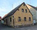 Bild: pi
Dieses im Gemeindeeigentum stehende Haus im Bienenweg soll im Rahmen des Integrierten Städtebaulichen Entwicklungskonzepts saniert werden.