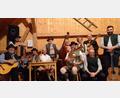 Bild: u
Volksmusik vom Feinsten sowie hintergründige und humorvolle Couplets bieten die „Hirschauer Wirtshausmusi“, die „Pfiffigen Knepf“ und Couplet-Sänger Franz Maier bei der „Musi im Kirwastodl“ (von links): Hans Kiener, Uwe Herrmann, Franz Dolles, Werner Winter, Franz Birner, Moderator Hans Meindl, Alexander Götz, Sabine Pschibl, Sigi Winter (vorne), Franz Maier (hinten) und Marco Winter.