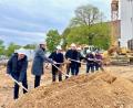 Bild: Gabi Schönberger
Klaus Hofmann, Architekt Volker Schwab, Michael Müller vom Pfarrgemeinerat, Pfarrer Johannes Lukas, Oberbürgermeister Jens Meyer und Bauunternehmer Helmut Kreuzer (von links) beim symbolischen Spatenstich für das neue Pfarrheim.