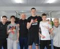 Bild: Anja Kowalczyk/exb
Die Boxer des BC Amberg waren in Chemnitz erfolgreich. Von links: Betreuer Eduard Hermann, der Drittplatzierte im Federgewicht Dima Kurjanovitsch, Trainer Ruslan Schönfeld, Goldmedaillengewinner Dietrich Hermann, Xavier Hermann und Ahmet Göksu.