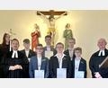 Bild: hdk
Konfirmation in der Gustav-Adolf- Gedächtniskirche in Hirschau (von links): Kreuzträgerin Jessika Schwinger, Pfarrer Stefan Fischer, Jannik Schlaffer, Maximilian Morawa, Luca Preisinger, Sean Snider, Samuel Grünwald, Johannes Kern und Pfarrer Heinrich Arweck.