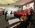 Bild: sei
Mit einem fulminanten Konzert verabschiedete sich Wolfgang Ziegler als Chorleiter des Teeniechors. Er wird den Dirigentenstab an Jakob Fritz weitergeben. Jenny Meincke (vorne) und die Band begleiteten gefühlvoll die Songs des Teeniechors.