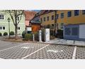Bild: gi
Über die erste öffentliche E-Ladestelle auf dem Rathaus-Parkplatz in Moosbach freut sich nicht nur der Bürgermeister.