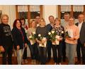 Bild: mrr
Pfarrgemeinderatsvorsitzender Josef Weinfurtner (von links) und Birgit Bauer (KAB) sowie Peter Pilz (Dritter von rechts) gratulieren mit Bürgermeister Erwin Geitner (rechts den Geehrten der KAB Rieden.