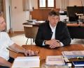 Bild: rgr
Der Dienststellenleiter der Polizeiinspektion Eschenbach, Werner Stopfer (rechts) und Thorsten Fiebiger informieren Bürgermeister Edgar Knobloch und Sabina Wächter-Sollfrank über Delikte beim Sicherheitsgespräch.