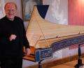 Bild: do
Cembalist Stefan Baier: Mit der farbig-virtuosen Klangpracht seines historischen Tasten-Instruments verzückte der Künstler im Musiksaal des Klosters Speinshart die Freunde "Alter Musik".