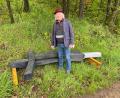 Bild: gri
Holzbildhauer Michael Lauss mit dem Kreuz, das er für den Etsdorfer Kreuzeweg entworfen und umgesetzt hat.