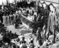 Archivbild: FFW Steiningloh-Urspring/exb
Die 75-Jahr-Feier der Feuerwehr im Jahr 1979 war das wohl größte Fest, das bis dahin in Steiningloh gefeiert wurde. Den Festgottesdienst zelebrierte der Ursulapoppenrichter Pfarrer Josef Eichhammer.