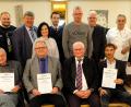 Bild: wlr
CSU-Vorsitzender Wolfgang Würschinger (sitzend, Zweiter von rechts) dankt in der Jahreshauptversammlung treuen Mitgliedern.